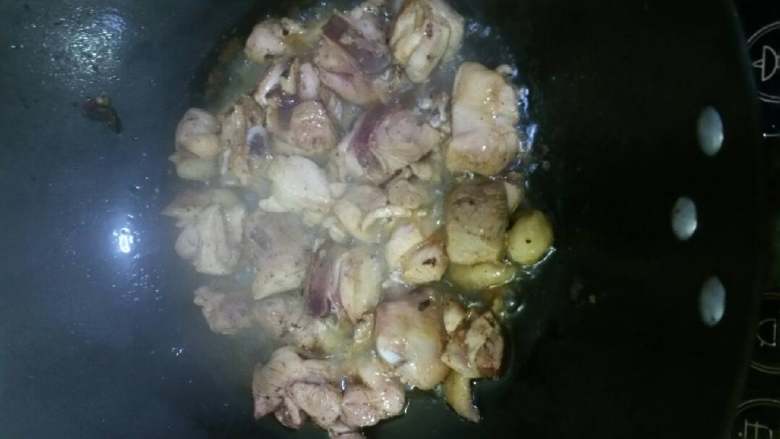 香菇鸡块,放切好的鸡腿，炒。