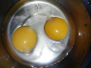 鸡蛋煎馍,鸡蛋打入盆里，根据个人口味加入少许盐和鸡精，搅拌成液体状