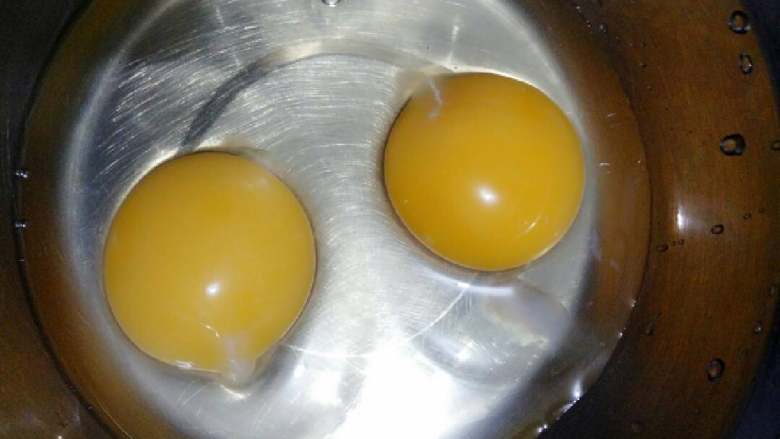 鸡蛋煎馍,<a style='color:red;display:inline-block;' href='/shicai/ 9'>鸡蛋</a>打入盆里，根据个人口味加入少许盐和鸡精，搅拌成液体状