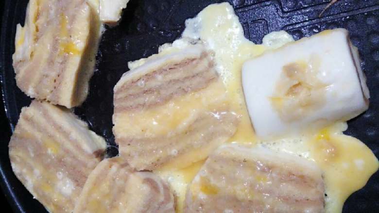 鸡蛋煎馍,电饼到油档预热，温度上升后，把粘好鸡蛋液的馒头依次放入电饼档中，