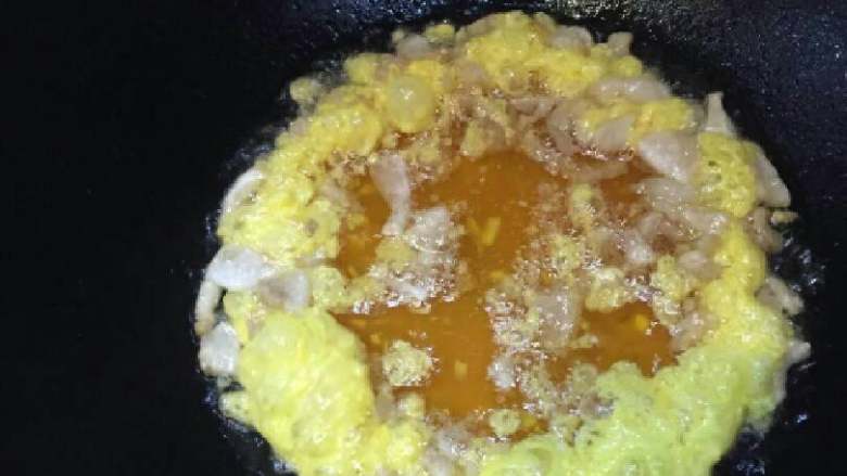 青红尖椒滑鸡蛋,放入搅拌好的鸡蛋