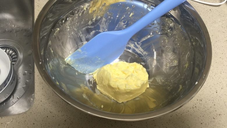 抹茶麻薯软心曲奇,建议亲们每放一次牛奶和淡奶油之前用刮刀把打发的黄油聚在一起再放第二次，这样比较好融合
