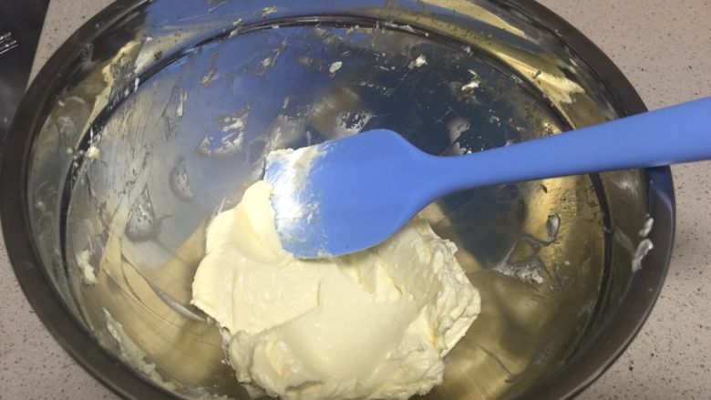 抹茶麻薯软心曲奇,这是放完牛奶和淡奶油的黄油，不需要太过于打发，就是让牛奶和淡奶油融合在一起就行
