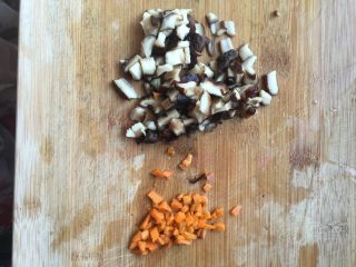 素食苦瓜花,香菇干泡发和红萝卜切丁