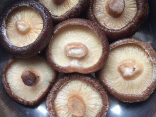 香菇蒸咸肉,如图在盘中摆入香菇