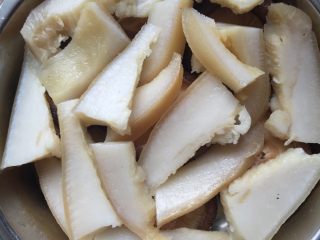 香菇蒸咸肉,咸耳朵肉(自制)切片摆在香菇上面