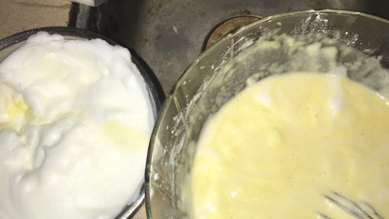 纸杯蛋糕,蛋清和蛋黄分离出来，牛奶，糖粉和<a style='color:red;display:inline-block;' href='/shicai/ 140122'>玉米油</a>搅拌成糊状，加入蛋糕粉搅拌，蛋清加盐，，糖分三次加入到蛋清中。用打蛋机打发后分三次加到蛋黄中。