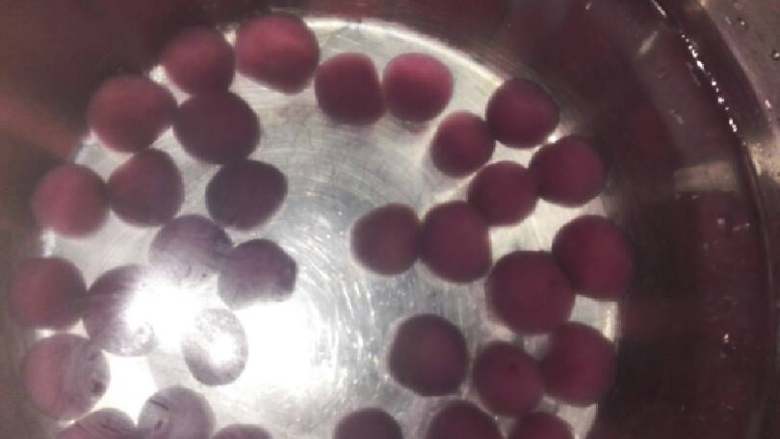 紫薯圆子椰汁芒果西米露,准备一盆冷水泡一会儿，这样圆子才会比较Q，口感好，最后捞出沥水，五至十分钟就可以了