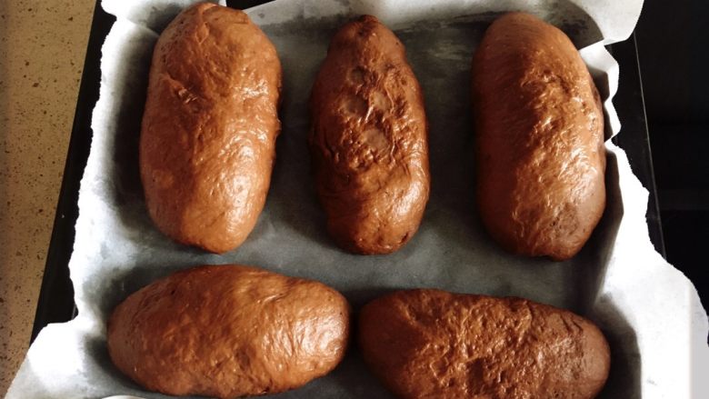 可可麻薯软欧包,发酵成小胖子。准备少许低筋粉。造型啦。