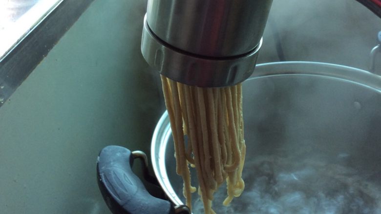 陕西荞面饸饹,水开转动机器直接把面转到锅里压完后面底直接贴水面就会断开。