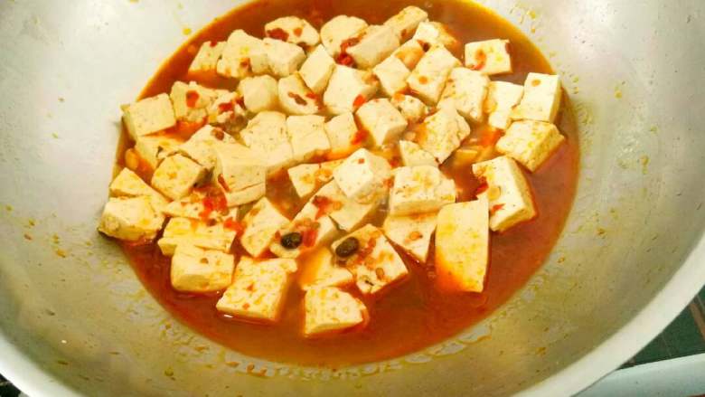 家庭版麻婆豆腐,汤开锅后放入豆腐，放一丁点盐