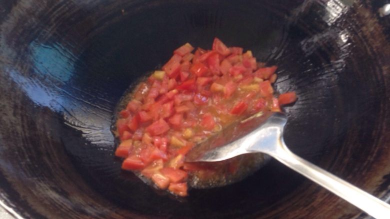 午餐肉番茄炒蛋（少油版）,炒番茄少油，翻炒到出汁！