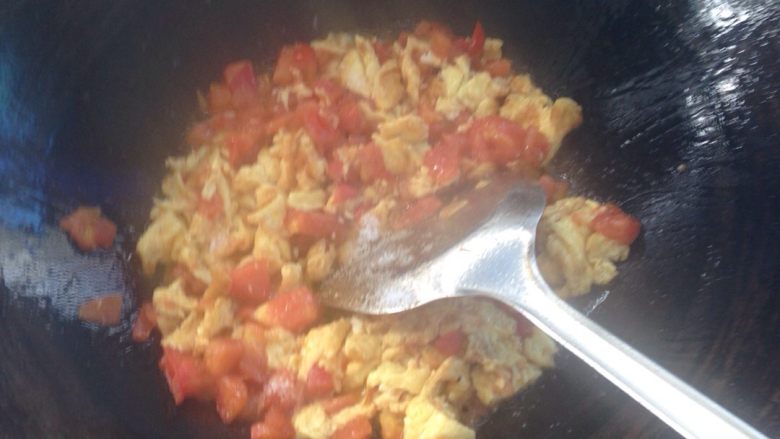 午餐肉番茄炒蛋（少油版）,下蛋炒散，放盐巴。因为午餐肉有盐味！