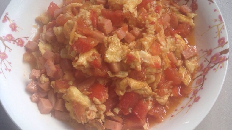 午餐肉番茄炒蛋（少油版）,完成，几乎没什么油哟，看起像油那是翻炒出的番茄汁！