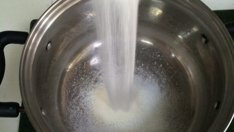 椰奶小方,把细砂糖和吉利丁粉倒入不锈钢锅内。