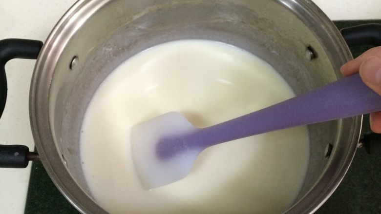 椰奶小方,用刮刀搅拌均匀，直至细砂糖溶化即可停火。
