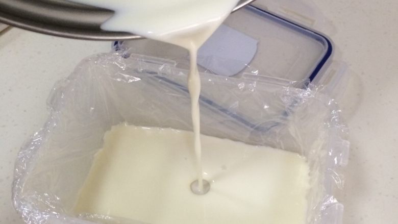 椰奶小方,放凉后，倒入垫有保鲜膜的保鲜盒内，盖好盖子，入冰箱冷藏3小时。