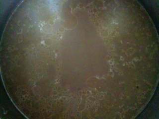 猪手墨鱼养生汤,炖两小时的时候把里面（除了姜）的佐料全拣出去不要。炖好后调入盐、胡椒粉、鸡精