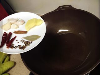 香辣小龙虾,热锅。热油。锅内放入姜片和大蒜。其它三种等等！现在放就黑了。容易焦！