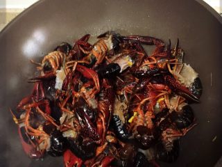 香辣小龙虾,姜和蒜爆香了后放入小龙虾。再放入刚才三种材料。小龙虾翻炒2-3分钟。