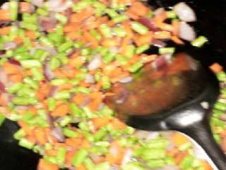 腊肠闷饭,胡萝卜，豆角同时下锅和洋葱一起翻炒至六层熟
