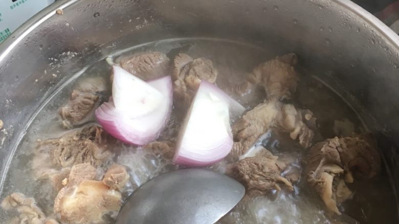 清炖羊肉＋萝卜,撇好沫子倒入盐和切好的洋葱关小火慢炖，盖上锅盖炖到肉烂熟（这里盐可以多放一些好让肉入味，但是不能过了）