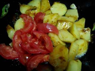 土豆炖排骨,加西红柿～简单翻炒几下～让食材都沾上油就行～