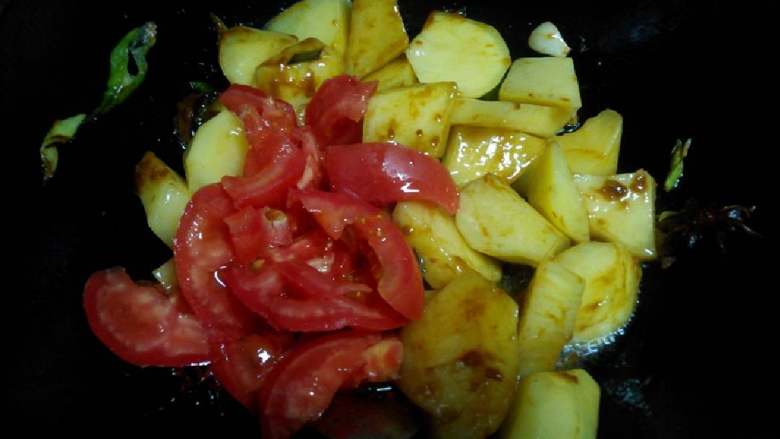 土豆炖排骨,加西红柿～简单翻炒几下～让食材都沾上油就行～