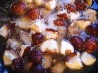 香菇烧排骨,排骨焖好之后加入香菇，再中火焖十五分钟。加适量盐，适量酱油