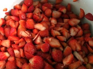 草莓酱,切成一小块，一厘米左右就好，别太小
