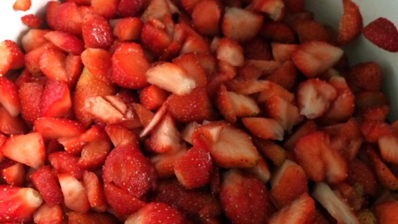草莓酱,切成一小块，一厘米左右就好，别太小