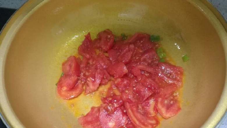 美味疙瘩汤,炒锅烧热加二勺烹调油加热后放入葱花煸出香味，加入西红柿煸炒片刻