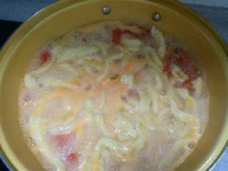 美味疙瘩汤,稍煮片刻后，将另一个鸡蛋打入小碗中打散入锅，加入适量鸡精、胡椒粉、盐调味