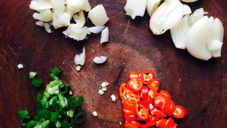 酸辣土豆丝,先把辣椒，蒜，葱洗干净，切好备用。