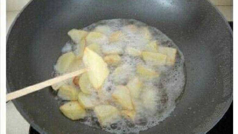 土豆小排骨,在把土豆倒入炸至用筷子能够轻松的戳进去捞起
