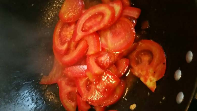 西红柿炒蛋,将煎好的鸡蛋饼先从锅中弄起来。放进切好的<a style='color:red;display:inline-block;' href='/shicai/ 3551'>西红柿</a>，炒几下，放盐。