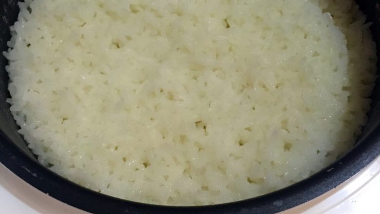 父爱如山,煮好的米饭用铲子将其打散焖三到五分钟让米饭颗粒更饱满莹润
