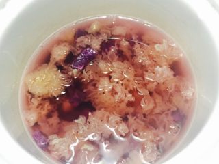 银耳紫薯羹,炖锅里一次性加足够的水将银耳和紫薯、冰糖放入炖锅里
