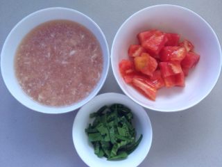 番茄肉沫菜粥,肉沫加水泡着、菜切碎（多切点，图片中只是切了个样子，菜大概要一大碗的样子）、番茄1个切丁，备用