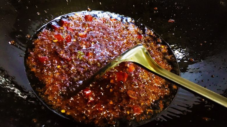 耙泥鳅,锅里倒入适量油（我们当地一般用菜籽油，烧菜很香），烧热后改小火放入郫县豆瓣酱炒出红油。