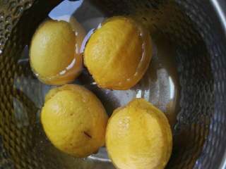 蜂蜜柠檬茶,加水浸泡，因为柠檬表面有层蜡，所以要用盐水消毒洗净。然后晾干。