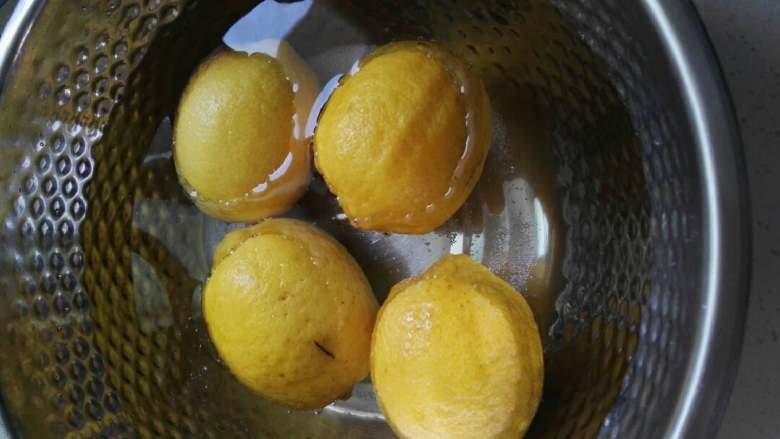 蜂蜜柠檬茶,加水浸泡，因为柠檬表面有层蜡，所以要用盐水消毒洗净。然后晾干。