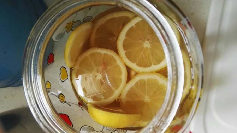 蜂蜜柠檬茶,然后再将柠檬平铺在底部，然后再一层蜂蜜，再一层柠檬。就这样一层蜂蜜一层柠檬的把密封罐铺满