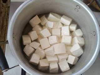 营养素食：虾酱豆腐,豆腐切成3cm小块，放入冷水锅中煮开。