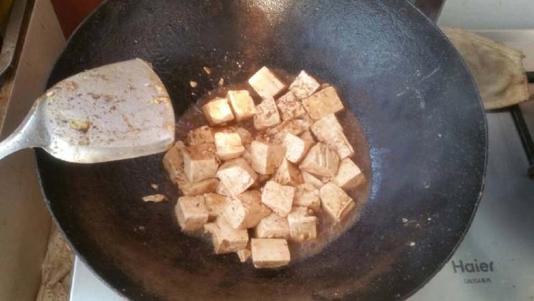营养素食：虾酱豆腐,下入豆腐翻炒均匀。