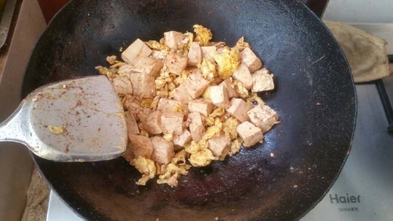 营养素食：虾酱豆腐,下入炒鸡蛋，姜粒翻炒均匀。