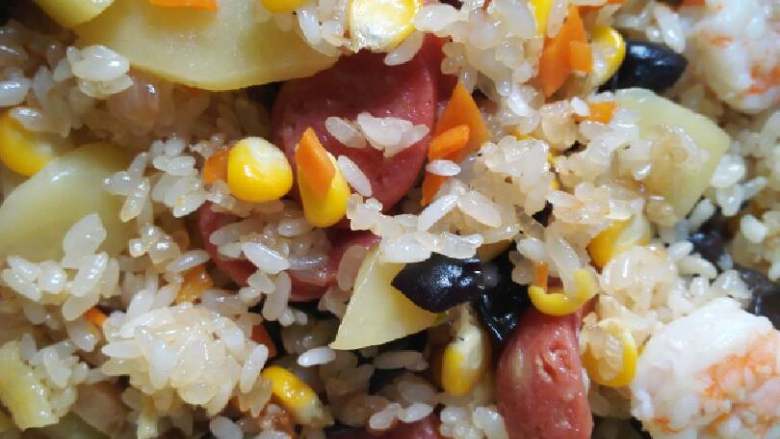#年夜饭#红鲟蒸糯米饭,把米饭盛上去均匀的铺在玉米叶上