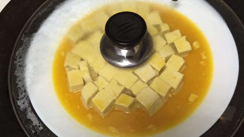 蛋黄豆腐,放锅里蒸十分钟左右