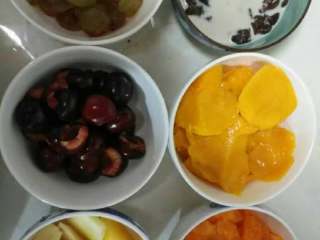 自制无添加美味棒冰,水果切好，想吃什么味就用什么水果