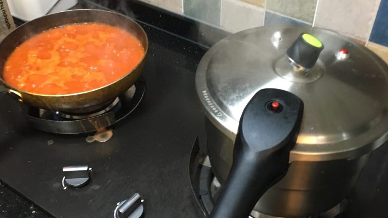 番茄炖牛腩,将番茄汤加入已煮15分钟以上的高压锅内，小心高压锅的放气烫伤